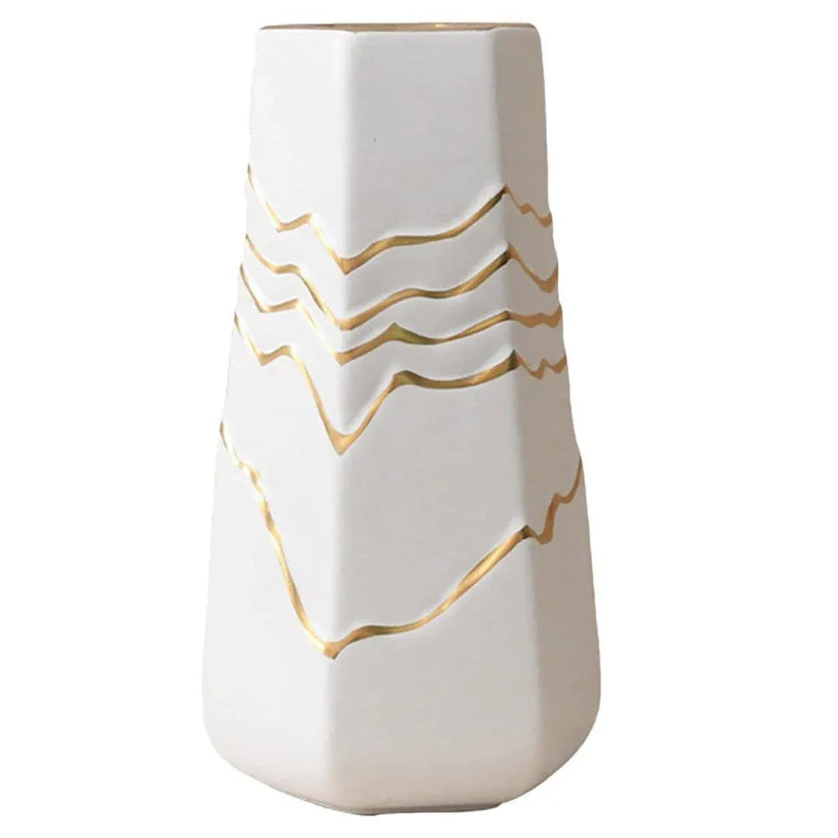 1 White Ceramic Vase with Gold-Coloured Wavy Detail, 13 x 11.5 x 25 cm