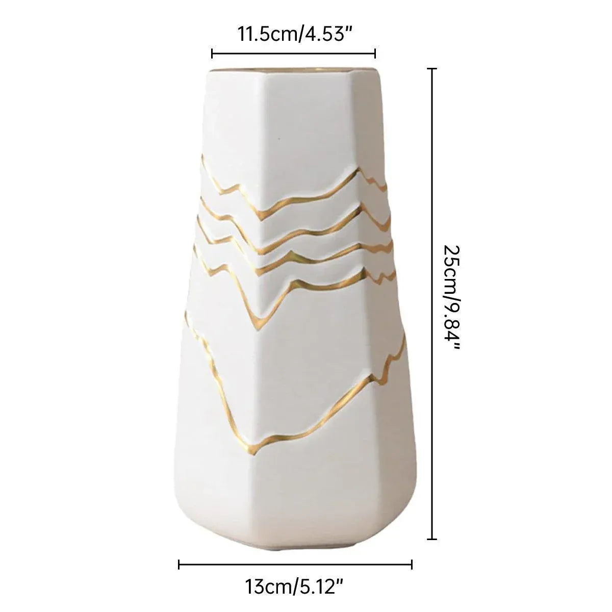 1 White Ceramic Vase with Gold-Coloured Wavy Detail, 13 x 11.5 x 25 cm