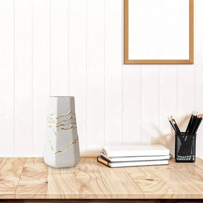 1 White Ceramic Vase with Gold-Coloured Wavy Detail, 13 x 11.5 x 25 cm