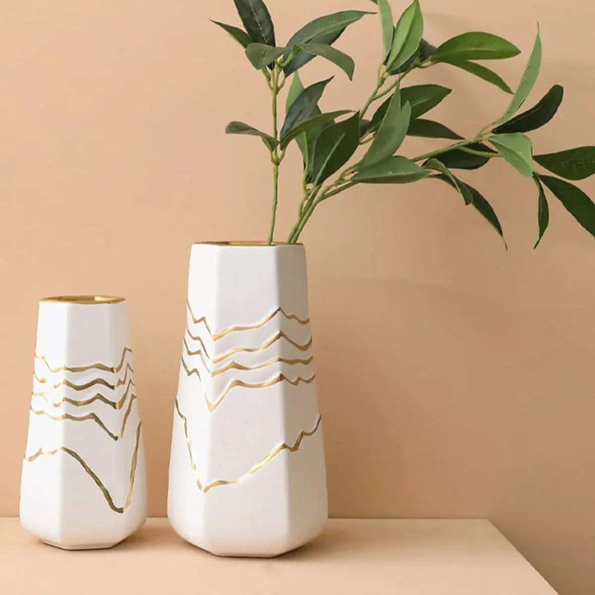 1 White Ceramic Vase with Gold-Coloured Wavy Detail, 13 x 11.5 x 25 cm