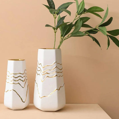 1 White Ceramic Vase with Gold-Coloured Wavy Detail, 13 x 11.5 x 25 cm