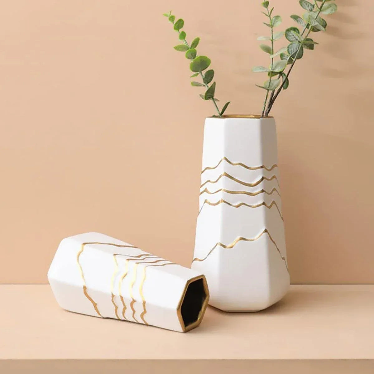 1 White Ceramic Vase with Gold-Coloured Wavy Detail, 13 x 11.5 x 25 cm