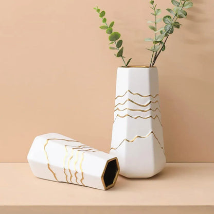 1 White Ceramic Vase with Gold-Coloured Wavy Detail, 13 x 11.5 x 25 cm