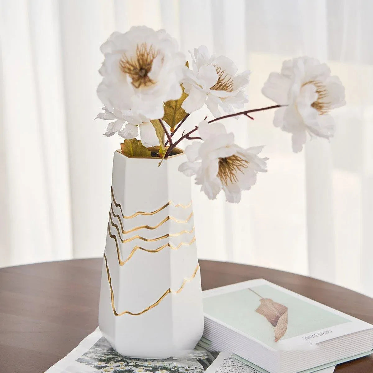 1 White Ceramic Vase with Gold-Coloured Wavy Detail, 13 x 11.5 x 25 cm