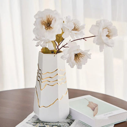 1 White Ceramic Vase with Gold-Coloured Wavy Detail, 13 x 11.5 x 25 cm