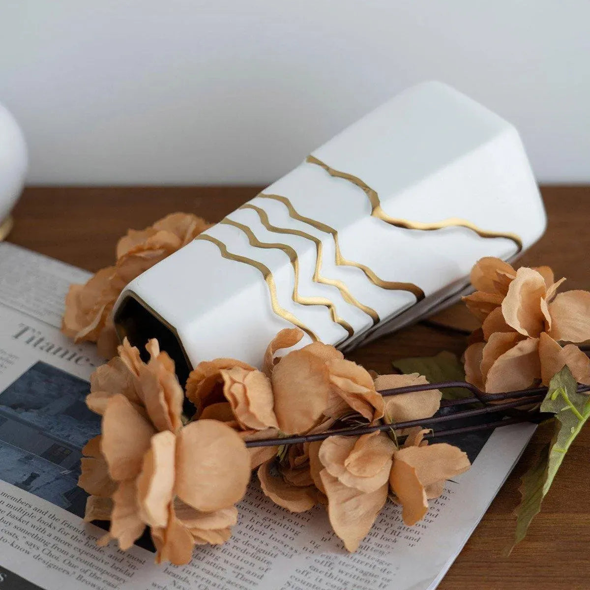1 White Ceramic Vase with Gold-Coloured Wavy Detail, 13 x 11.5 x 25 cm